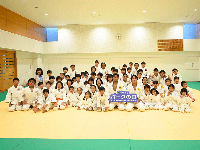 柔道教室に参加する子どもたちとパーク２４の柔道部員
